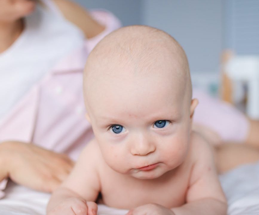 生後1ヶ月 うつ伏せ 練習 赤ちゃんの首すわりに効果あり！医師もすすめるうつ伏せ練習とは？